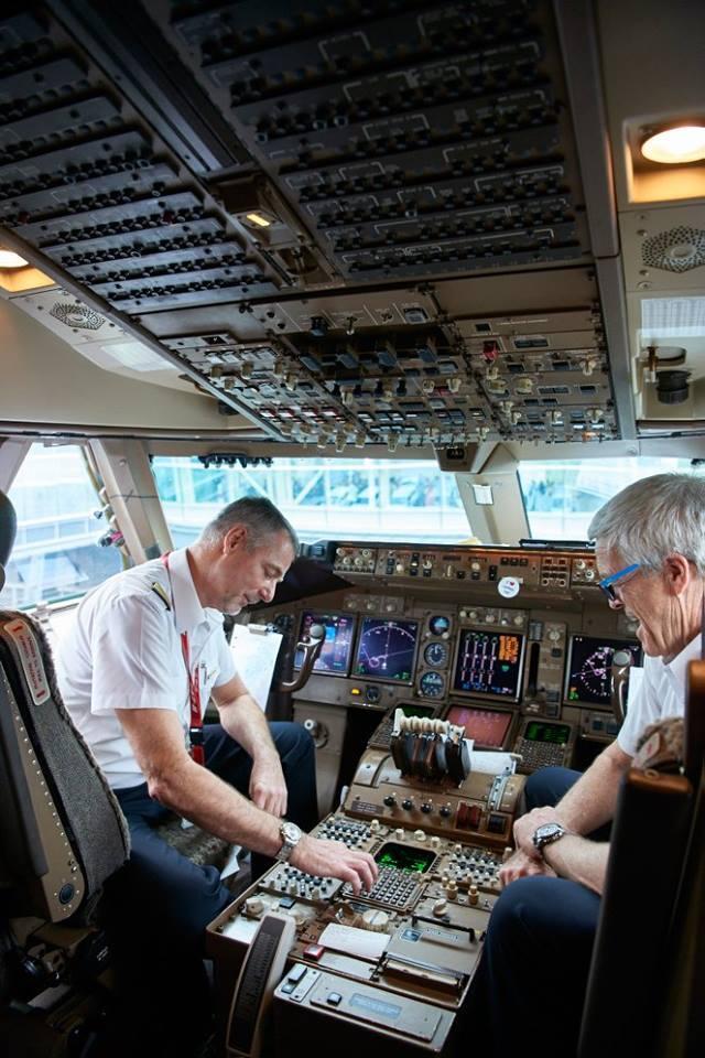 MENGHARUKAN, Suasana Penerbangan Terakhir Boeing 747-400 Cathay Pacific