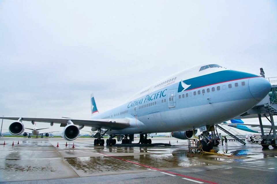 MENGHARUKAN, Suasana Penerbangan Terakhir Boeing 747-400 Cathay Pacific