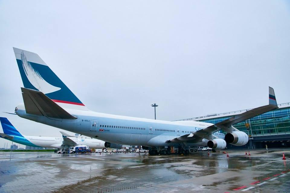 MENGHARUKAN, Suasana Penerbangan Terakhir Boeing 747-400 Cathay Pacific