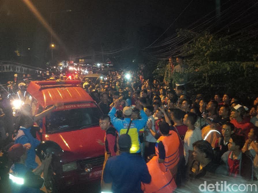 Cekcok dengan Pacar, Gadis Muda Lompat ke Sungai Ciliwung