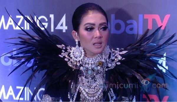 Badan Kegendutan, Busana Cetar Syahrini Sobek