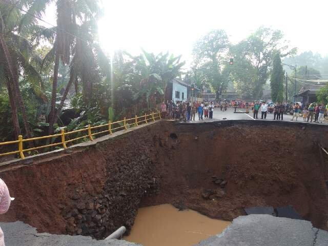 Jembatan amblas, jalan penghubung Jabar-Jateng putus