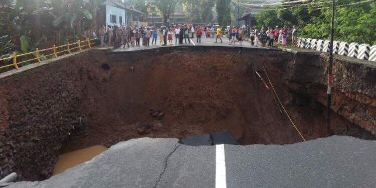 Jembatan amblas, jalan penghubung Jabar-Jateng putus