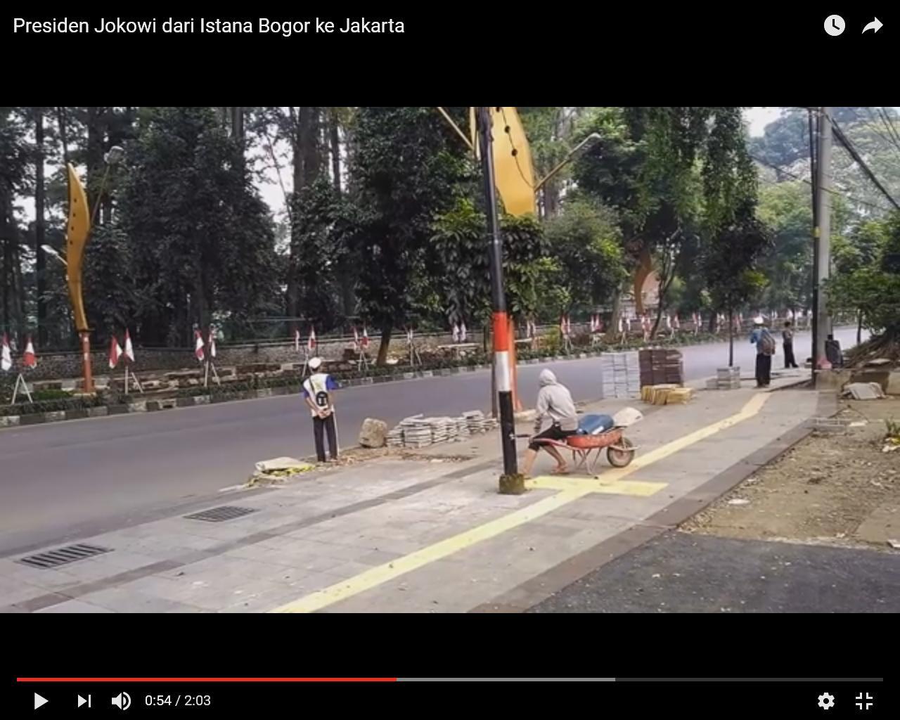 Kedua orang ini ketakutan ketika rombongan presiden Jokowi lewat