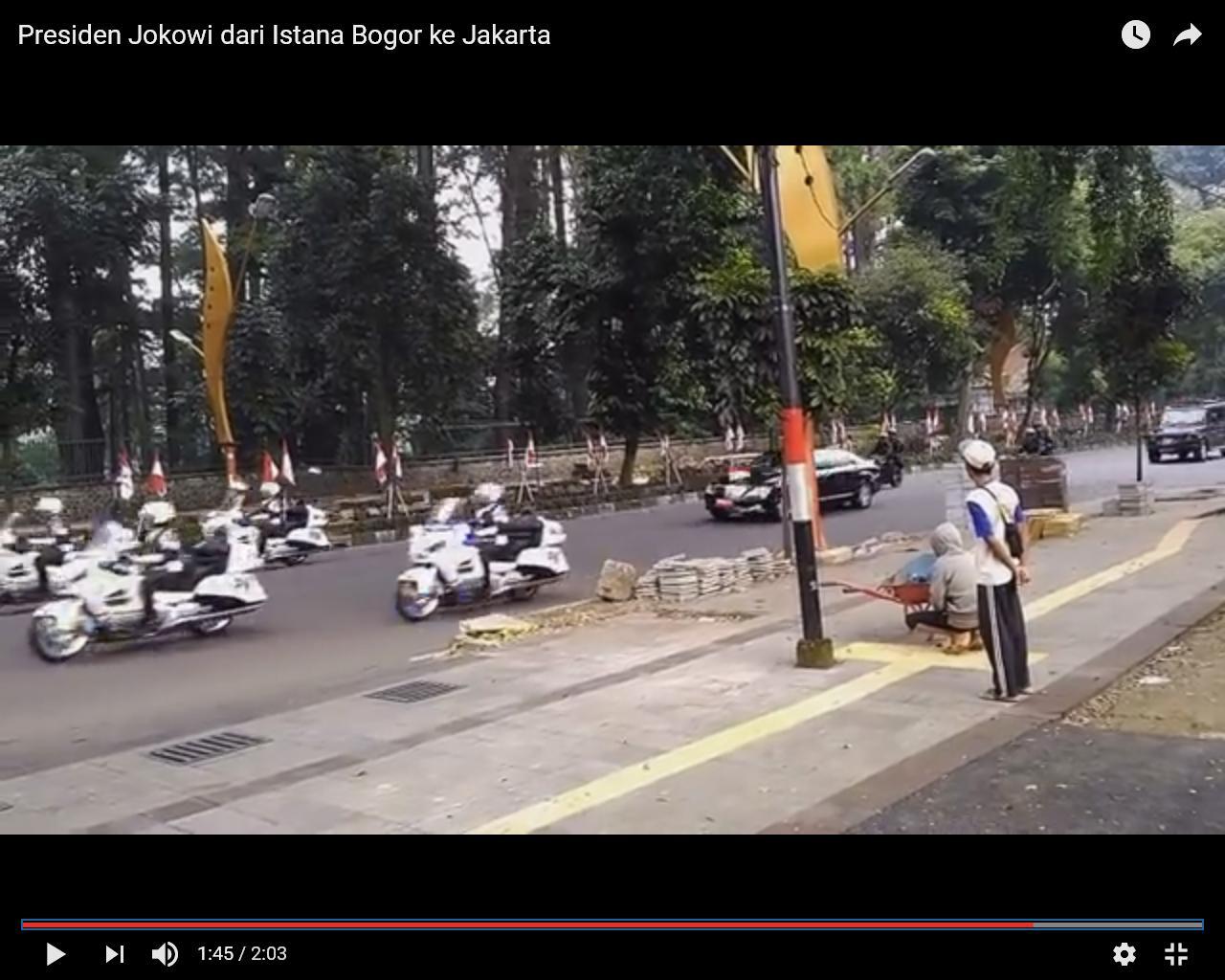 Kedua orang ini ketakutan ketika rombongan presiden Jokowi lewat