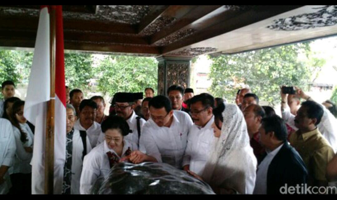 Megawati dan Ahok Nyekar ke Makam Bung Karno di Blitar