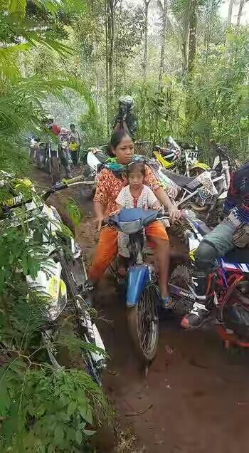 Kocak, Emak-emak Bonceng Anak 'Langkahi' Para Crosser!