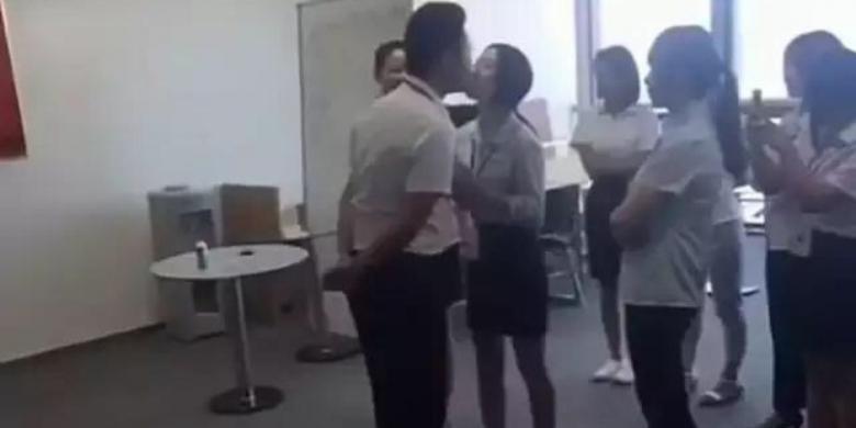 Setiap Pagi, Staf Perempuan Perusahaan Ini Bergantian Mencium Atasan Mereka