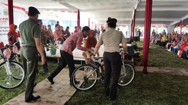 Jokowi Mengisengi Warga Jasem