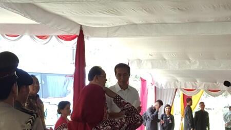 Jokowi Mengisengi Warga Jasem