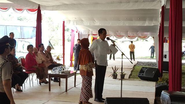 Jokowi Mengisengi Warga Jasem