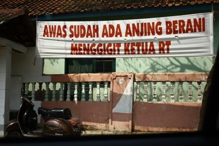 25 Tulisan spanduk peringatan ini lucunya nggak ketulungan, kocak abis