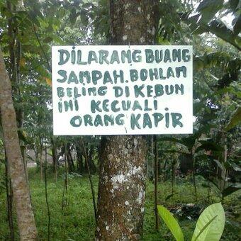 25 Tulisan spanduk peringatan ini lucunya nggak ketulungan, kocak abis