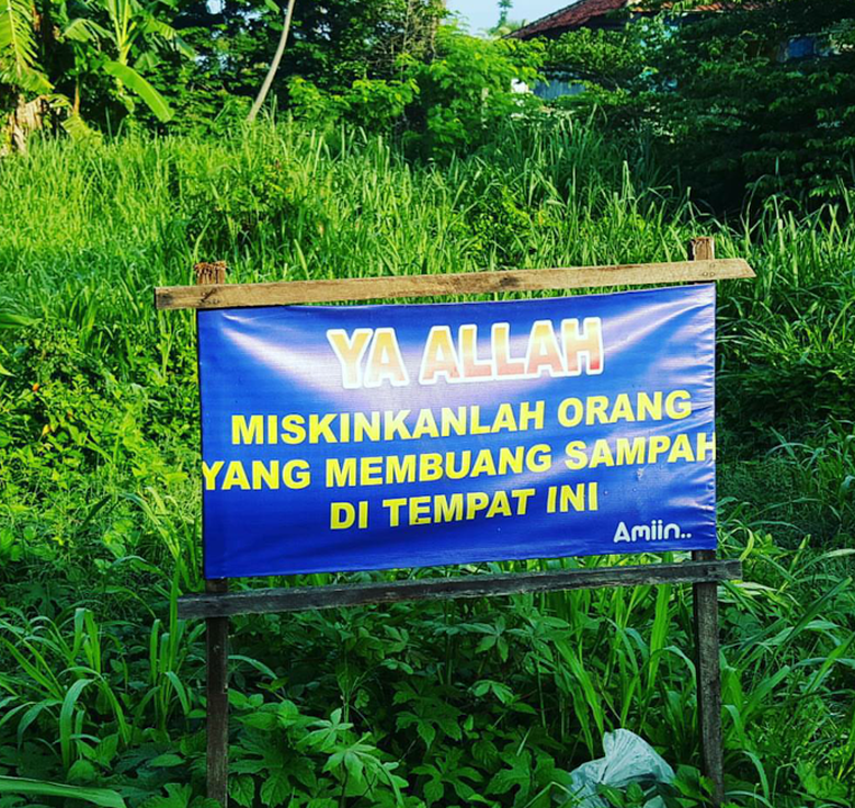25 Tulisan spanduk peringatan ini lucunya nggak ketulungan, kocak abis