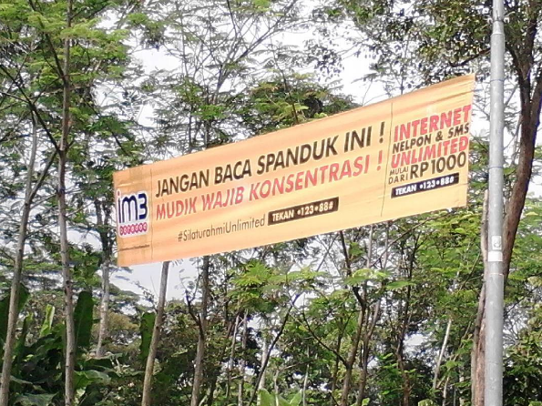 25 Tulisan spanduk peringatan ini lucunya nggak ketulungan, kocak abis