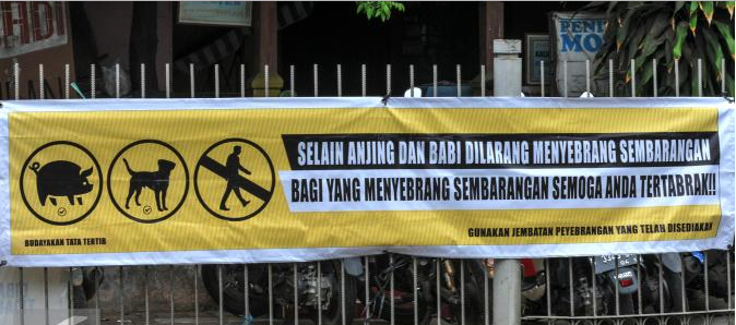 25 Tulisan spanduk peringatan ini lucunya nggak ketulungan, kocak abis