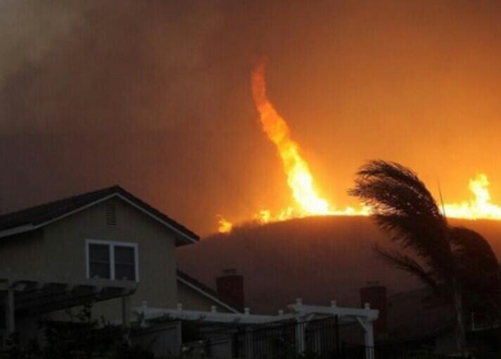 (New) Mengerikan..Tornado Api yang Mematikan