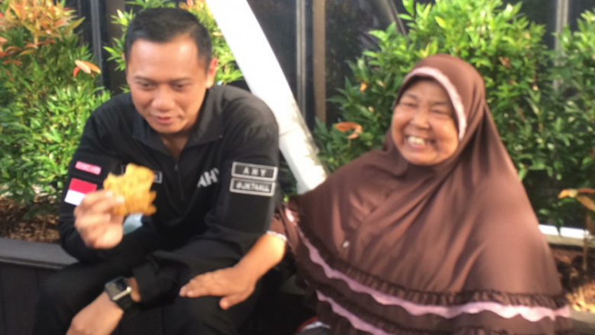 Sambil Makan Gorengan AHY Dengarkan Aspirasi Warga Jakarta