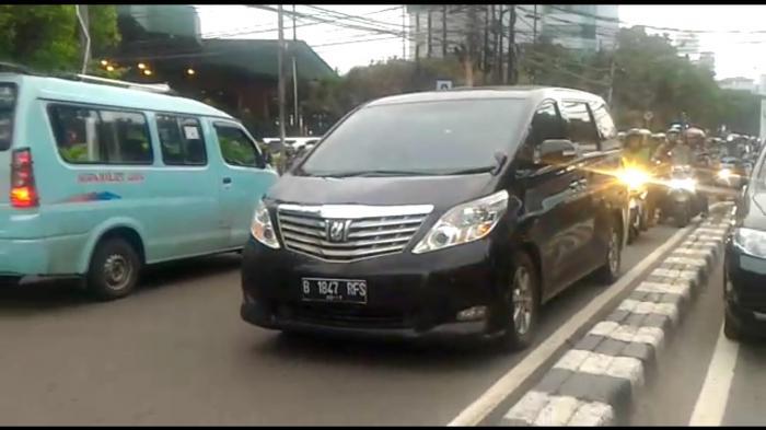 Mobil Alphard Berplat B 1847 RFS Melawan Arus Lalu Lintas di Jln Abd Muis