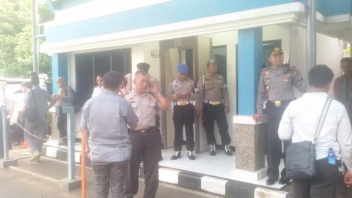 BREAKING NEWS: Aparat Kepolisian Lakukan Penggerebekan di Kantor Kemenhub