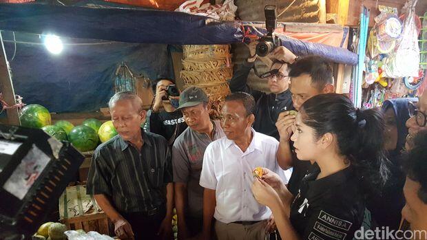 Blusukan di Pasar, Agus Yudhoyono dan Annisa Belanja Daging Hingga Mangga