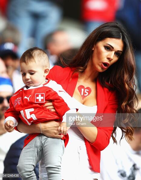 Istri Pemain Albania Ini Terpilih Jadi Suporter Paling Menarik di Piala Eropa