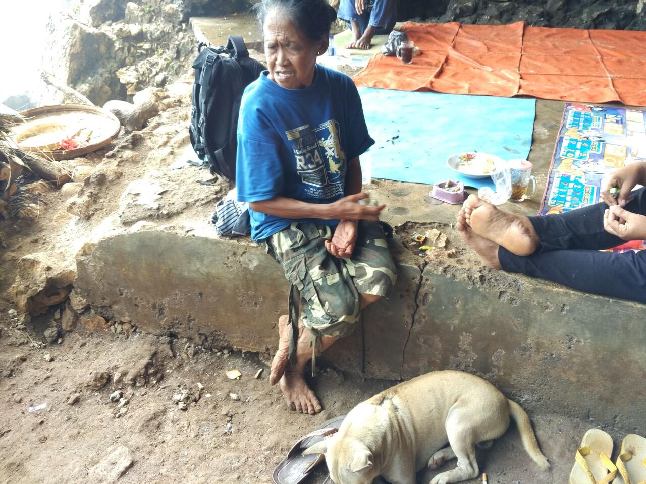 Hampir 50 Tahun Nenek Ini Tinggal di Gua Pantai Selatan!