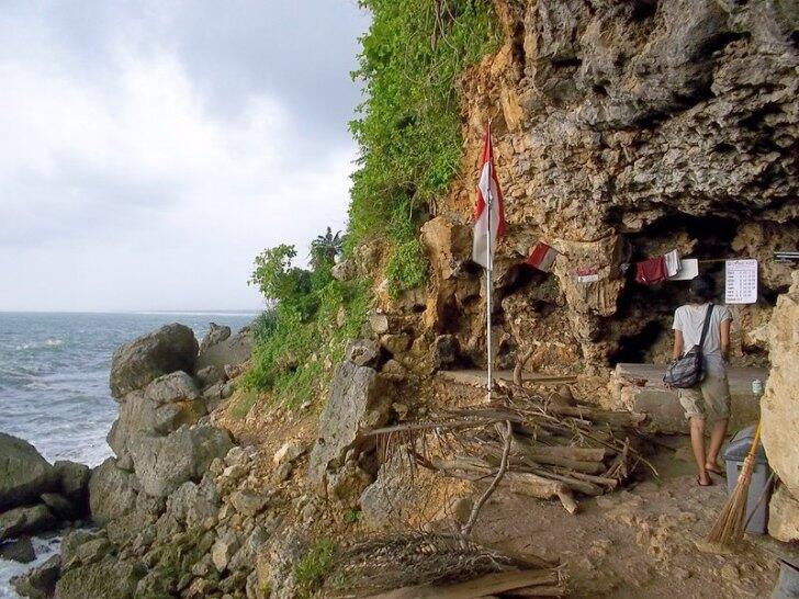 Hampir 50 Tahun Nenek Ini Tinggal di Gua Pantai Selatan!