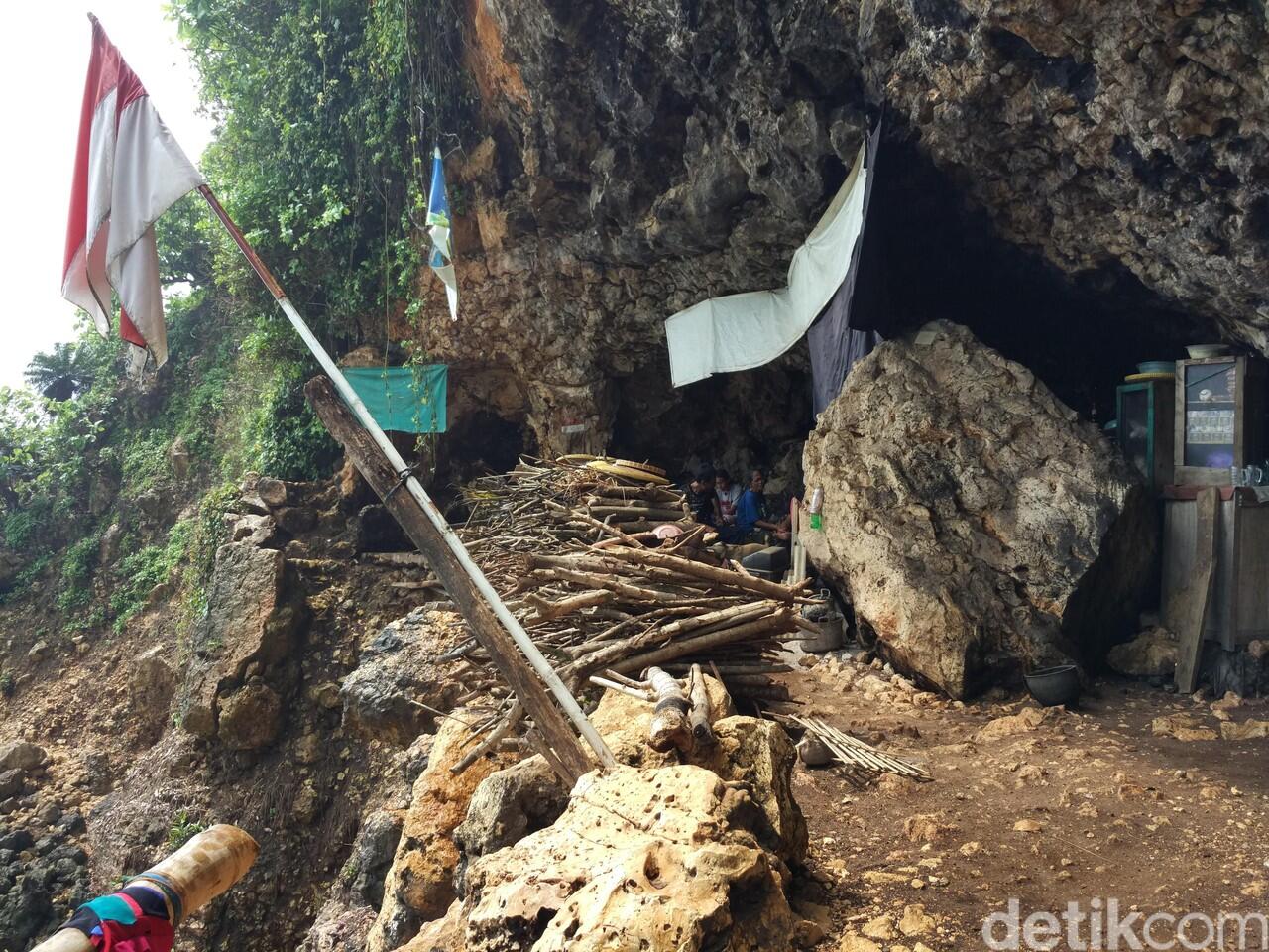 Hampir 50 Tahun Nenek Ini Tinggal di Gua Pantai Selatan!