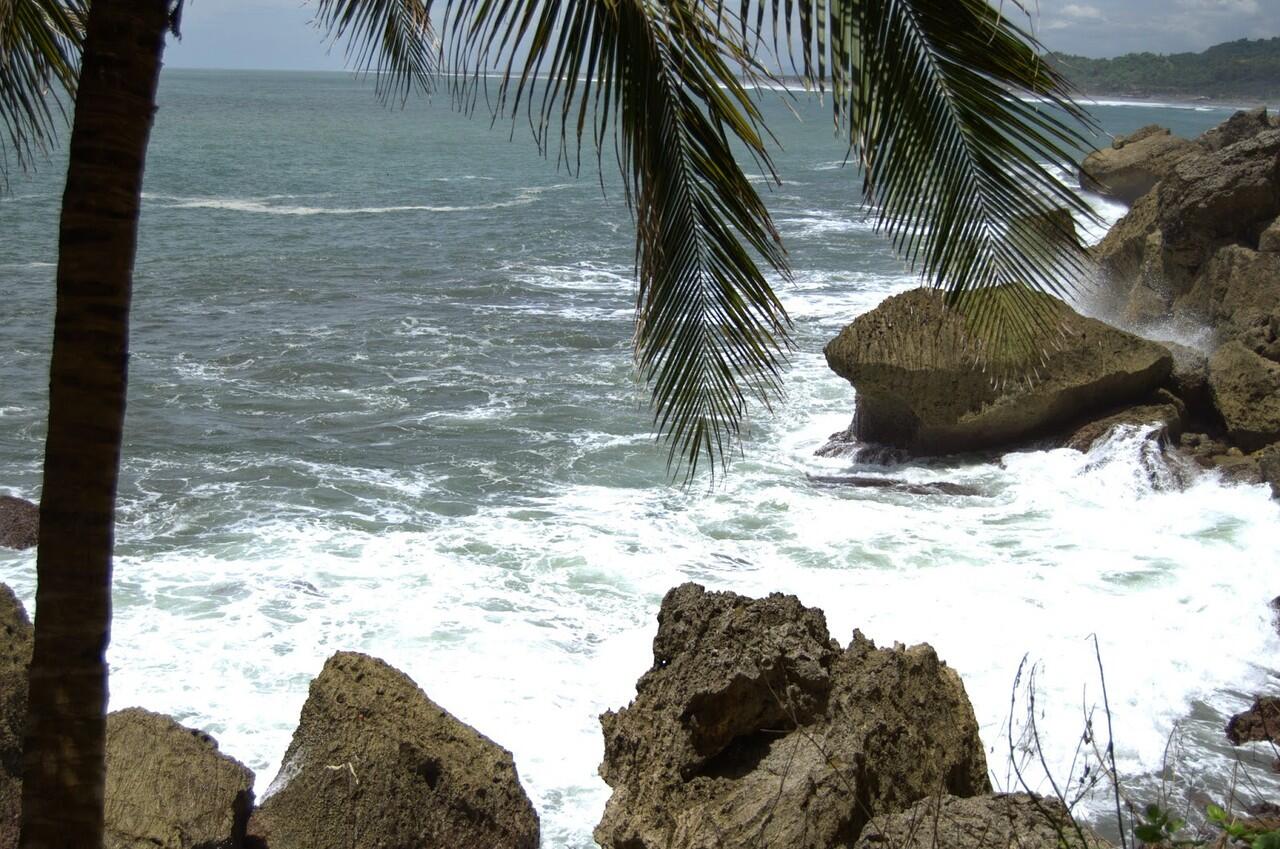Hampir 50 Tahun Nenek Ini Tinggal di Gua Pantai Selatan!