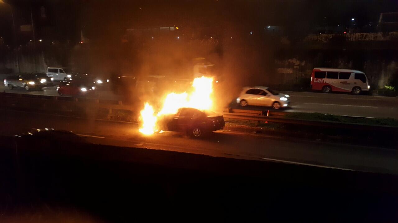 mobil terbakar di pasar rebo kampung rambutan