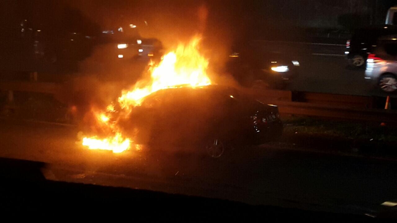 mobil terbakar di pasar rebo kampung rambutan