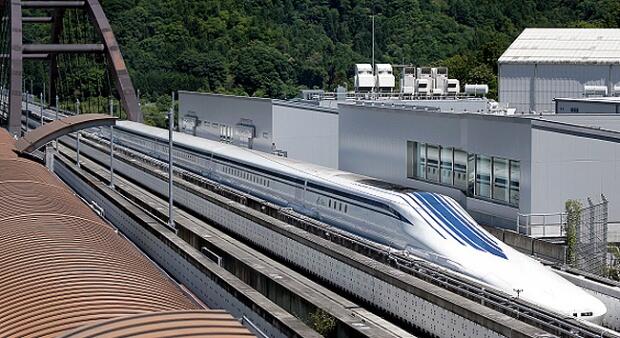 Luhut: Jepang dan Indonesia Akan Survei Bersama Kereta Semicepat