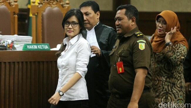 Bacakan Pledoi yang Bertuliskan Tangan, Jessica Kumala Wongso Menangis