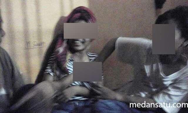 Gila! Siswi SMA Medan Johor Pamer Foto Mesum di Facebook. It Itunya Kelihatan, 