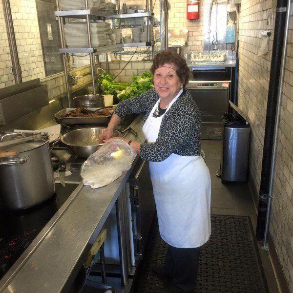 Restoran Ini Lebih Pilih Pekerjakan Nenek Dibanding Chef Profesional