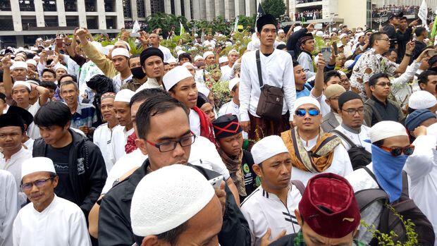 Massa Pendemo Ahok Mulai Bergerak, Lalin Depan Istiqlal Macet