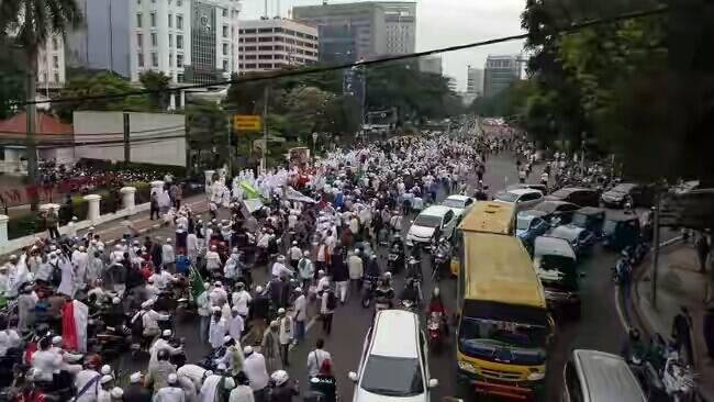 Massa Pendemo Ahok Mulai Bergerak, Lalin Depan Istiqlal Macet