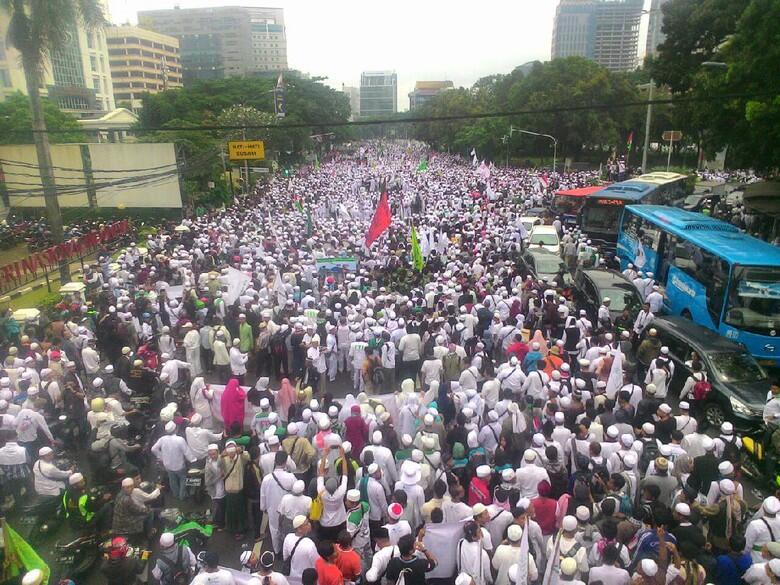 Di Tengah Lautan Massa Demo, Amien Rais: Jokowi Jangan Lindungi Ahok
