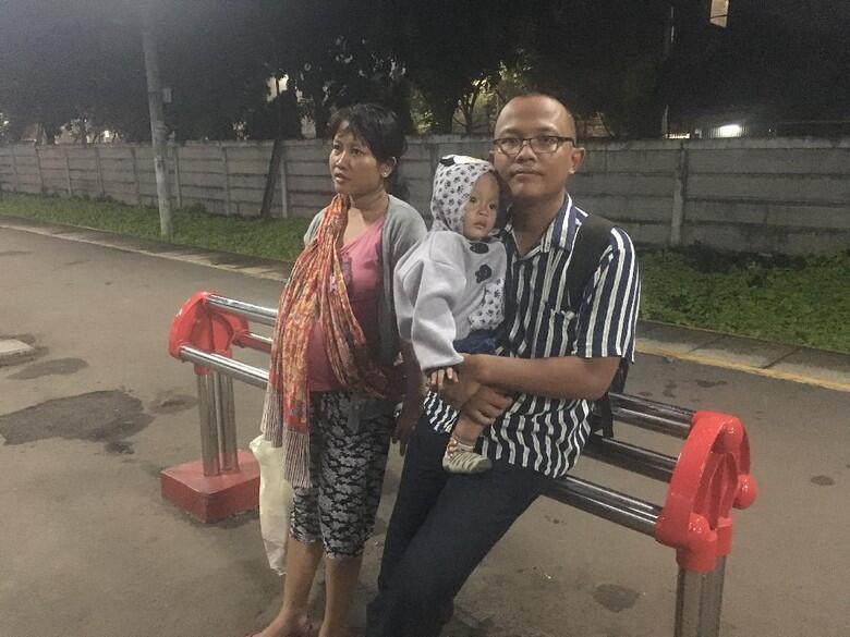 Ibu Hamil Keluhkan Kursi 'Jemuran' di Stasiun Pasar Minggu