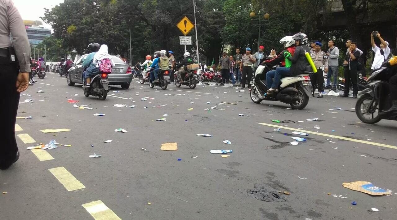 Tinggalkan Bareskrim, Massa FPI Sisakan Sampah Berserakan