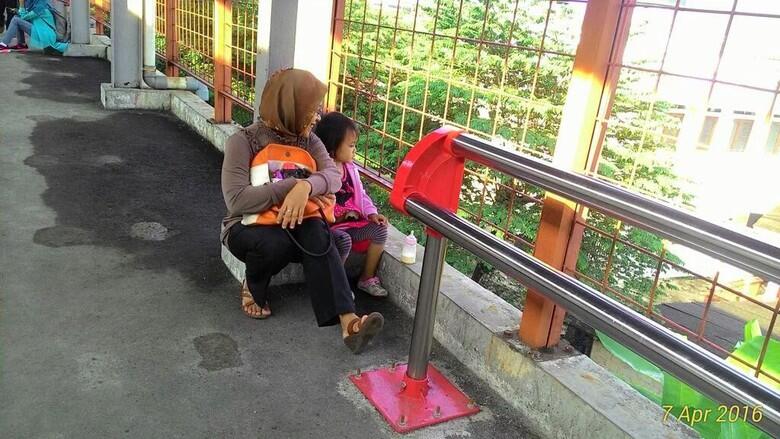 Kembalikan Bangku Stasiun Seperti Semula, Jangan Pakai Jemuran Lagi