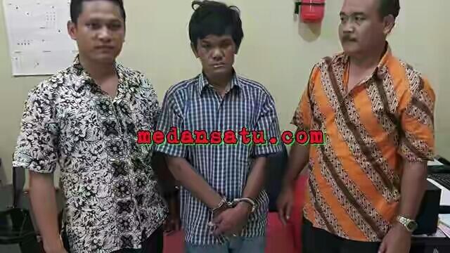 Kepergok Korbannya, Pria Pakai Baju Kotak-kotak Ini Dihadiahi ‘Gelang’ Polisi