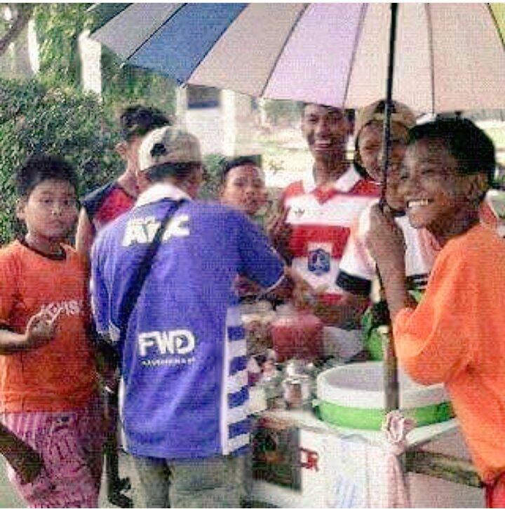 MEMAKAI KAOS PERSIB, PEDAGANG CENDOL INI LANGSUNG DIKERUBUTI JAKMANIA !