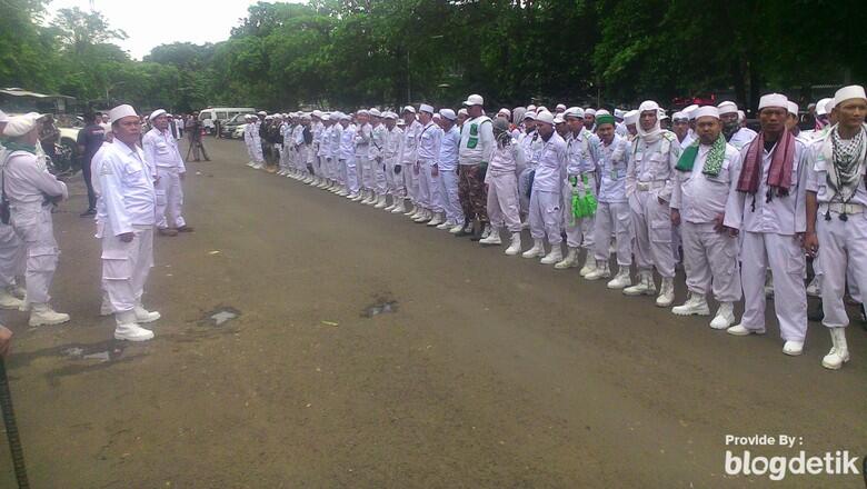 Massa Mulai Datangi Masjid Istiqlal, Ada yang Bentuk Barisan