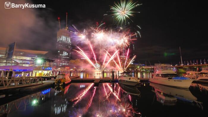 Menikmati Pesta Kembang Api di Darling Harbour.