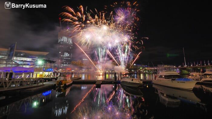 Menikmati Pesta Kembang Api di Darling Harbour.