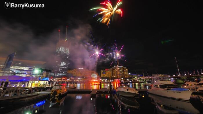 Menikmati Pesta Kembang Api di Darling Harbour.