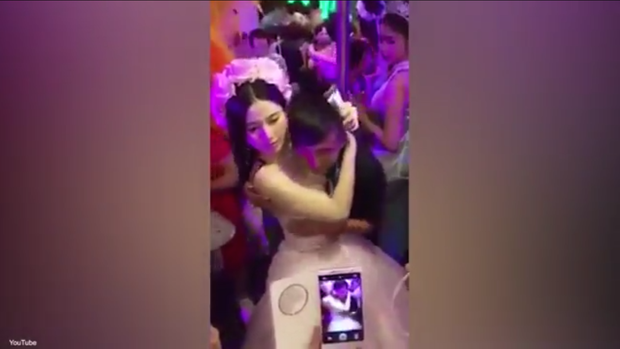 Heboh Video Pengantin Rela Diremas Payudaranya oleh Tamu demi Uang Bulan Madu