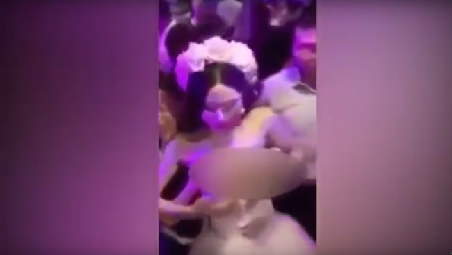 Heboh Video Pengantin Rela Diremas Payudaranya oleh Tamu demi Uang Bulan Madu